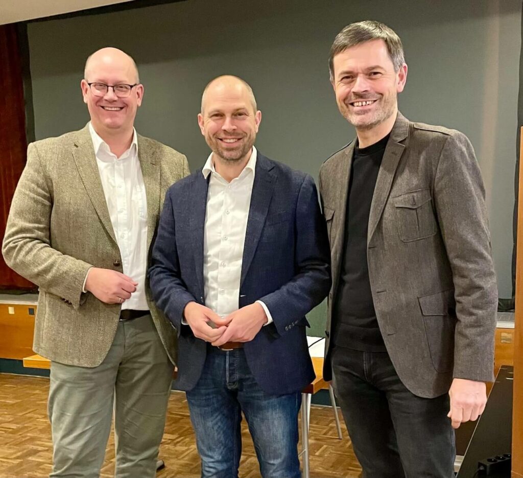 Die CDU-Landtagsabgeordneten Marco Mohrmann, Eike Holsten und Christian Frölich (von links) freuten sich über das Interesse am Thema „Bezahlbarer Wohnraum“. Gemeinsam mit Vertretern aus Kommunalpolitik und Handwerk diskutierten sie, wie Wohnen in Niedersachsen wieder bezahlbar werden kann.