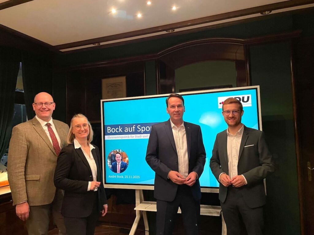 Marco Mohrmann (CDU-Landtagsabgeordneter), Kristin Harms (Vorsitzende CDU-Gemeindeverband Bremervörde), André Bock (innenpolitischer Sprecher CDU-Landtagsfraktion) und Dirk Stelling (CDU-Bürgermeisterkandidat Bremervörde) im Austausch über Sportförderung und Ehrenamt.