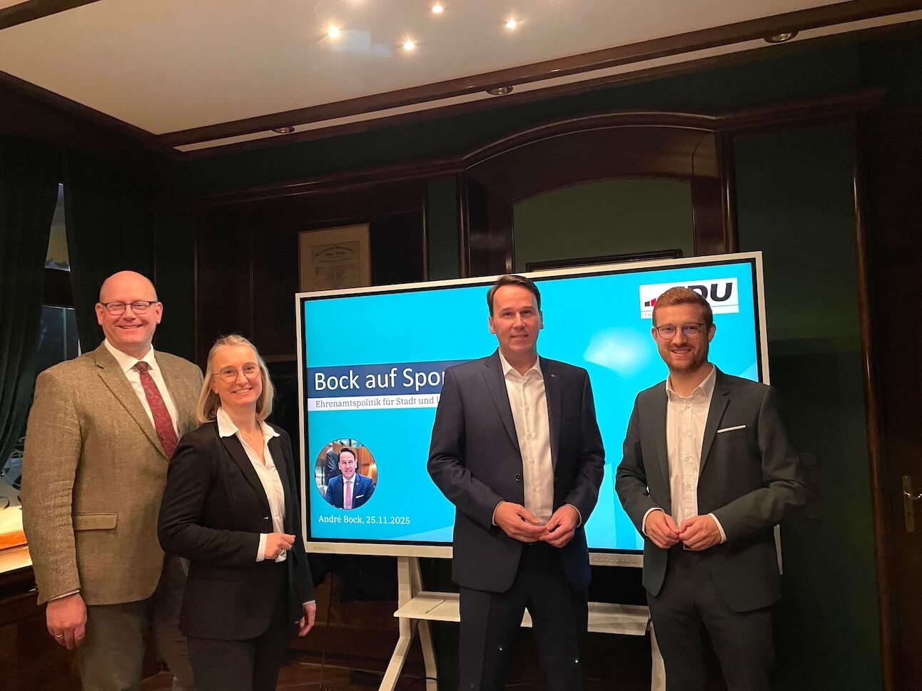 Marco Mohrmann (CDU-Landtagsabgeordneter), Kristin Harms (Vorsitzende CDU-Gemeindeverband Bremervörde), André Bock (innenpolitischer Sprecher CDU-Landtagsfraktion) und Dirk Stelling (CDU-Bürgermeisterkandidat Bremervörde) im Austausch über Sportförderung und Ehrenamt.